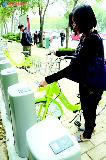 市民在站點(diǎn)刷卡取車。記者 殷夢