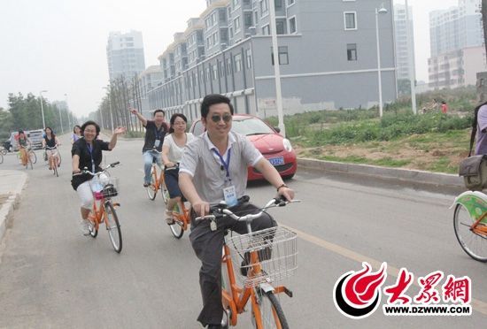 記者們騎上公共自行車，感受到城市公共自行車的便捷和樂(lè)趣。 記者 郭豪 攝。