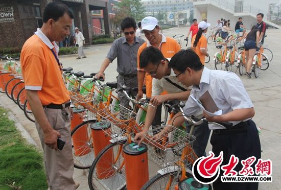 采訪團(tuán)記者做好準(zhǔn)備體驗(yàn)公共自行車。 記者 郭豪 攝。