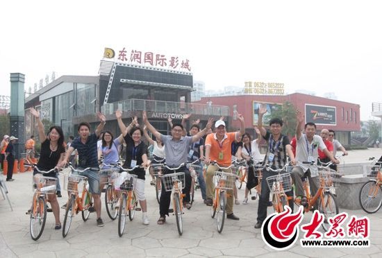 采訪團(tuán)記者做好準(zhǔn)備體驗(yàn)公共自行車。 記者 郭豪 攝。